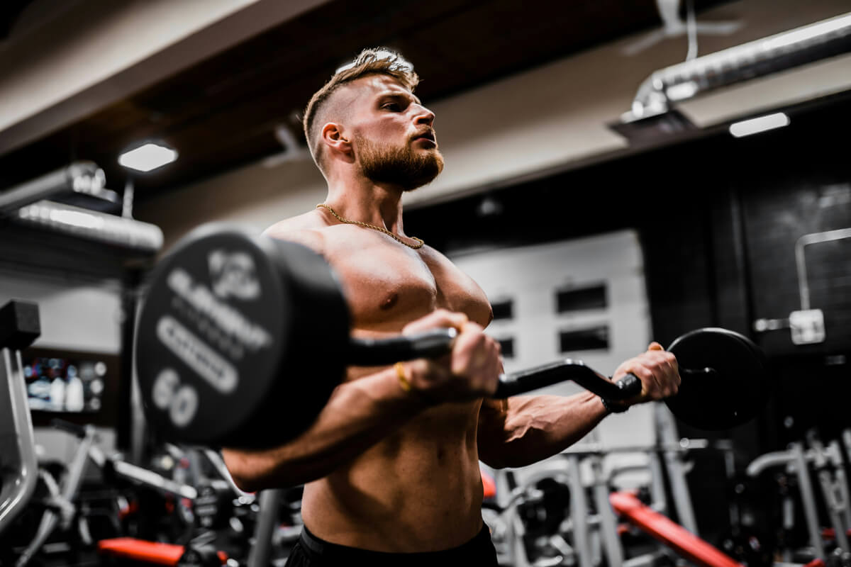 Athlet beim funktionellen Krafttraining